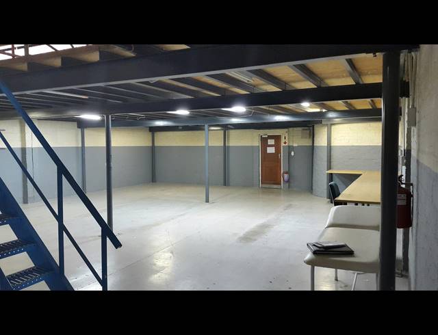 1,584M² FACTORY RENTED IN BEACONVALE